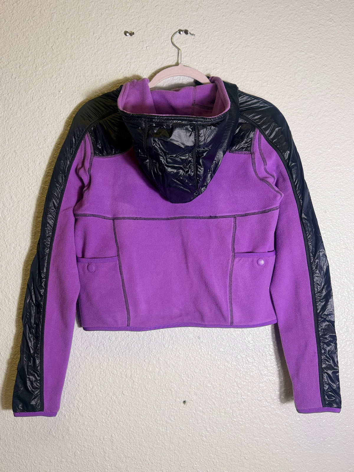 Free People Movement cropped hooded fleece jacket in violet and black, stylish and cozy for casual wear, size XS.