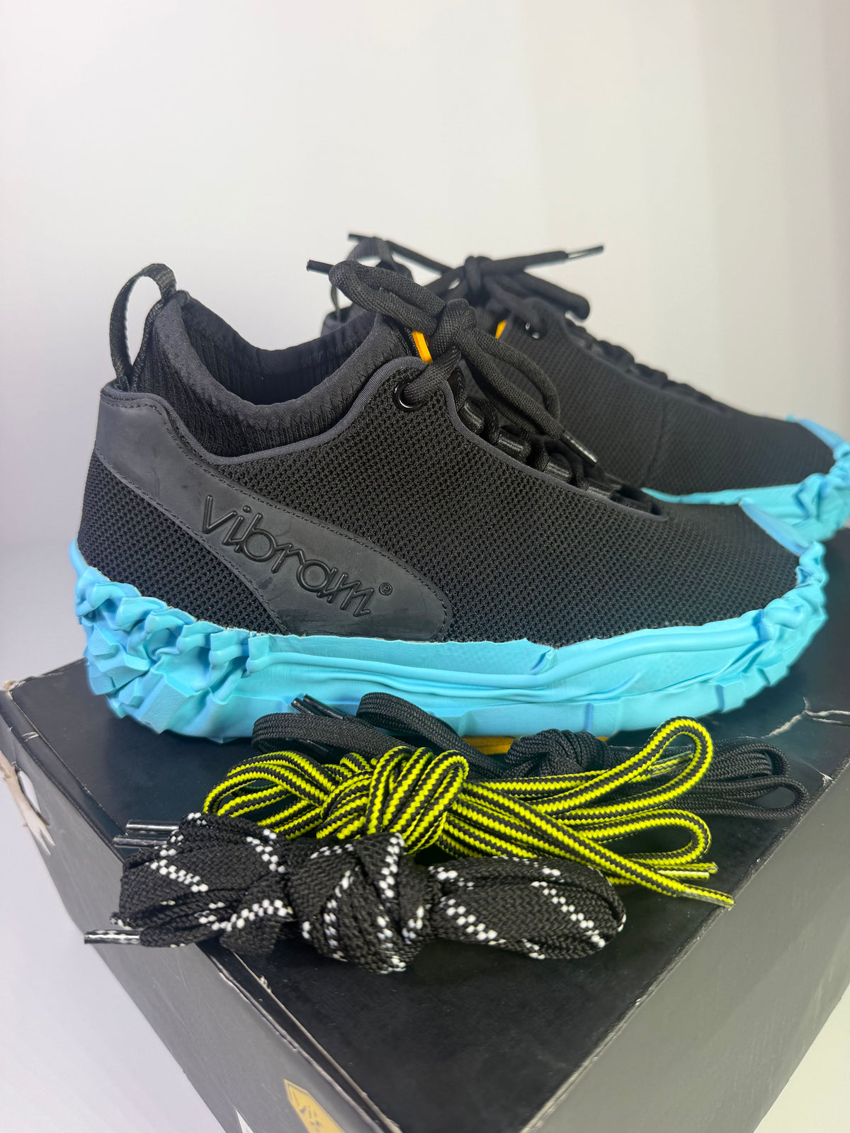Vibram Wrap & Go athletic sneakers in black and sky blue, US size 6, with a sleek sporty design and breathable material.