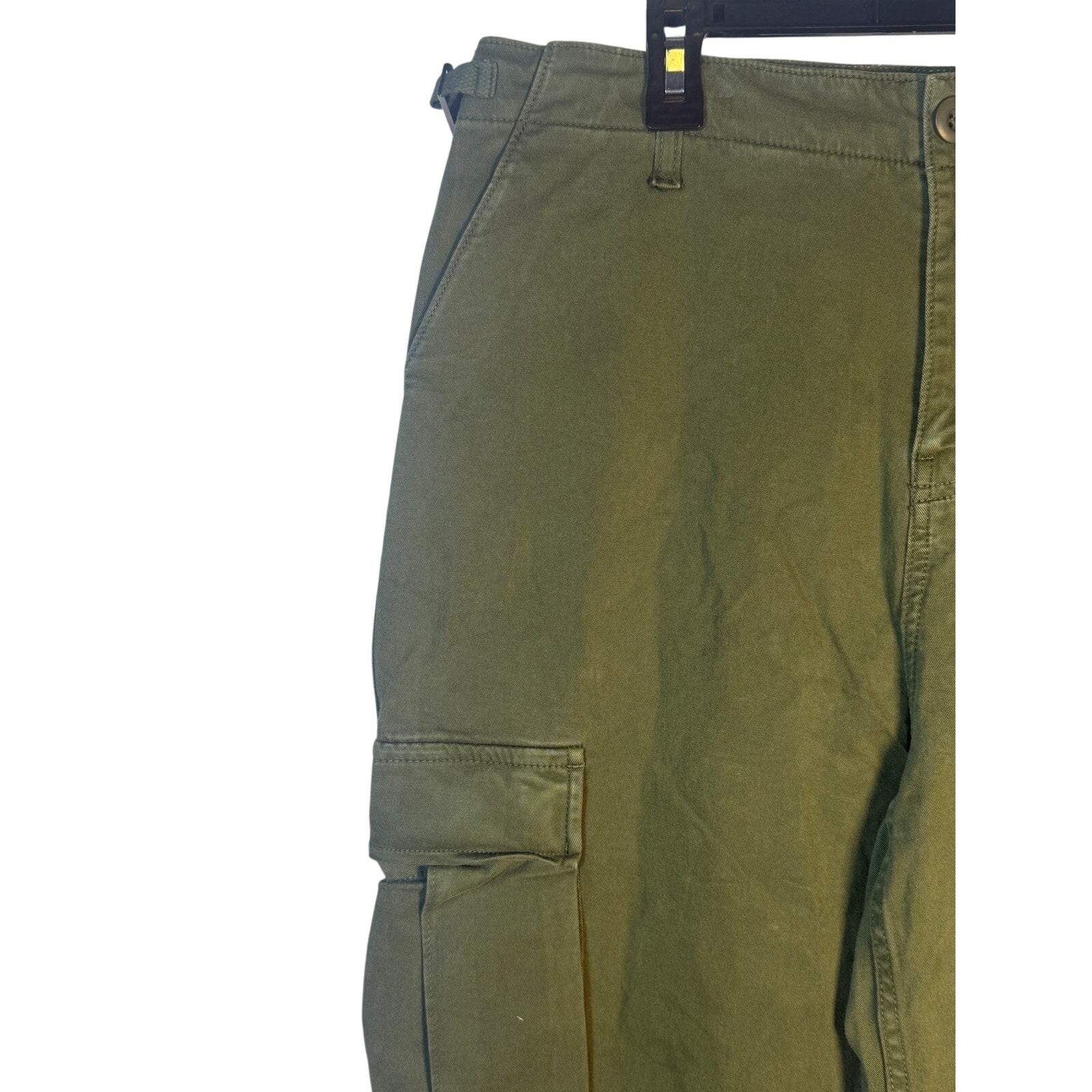 Good American olive green fatigue cargo pants, size 8, featuring multiple pockets and a relaxed fit.