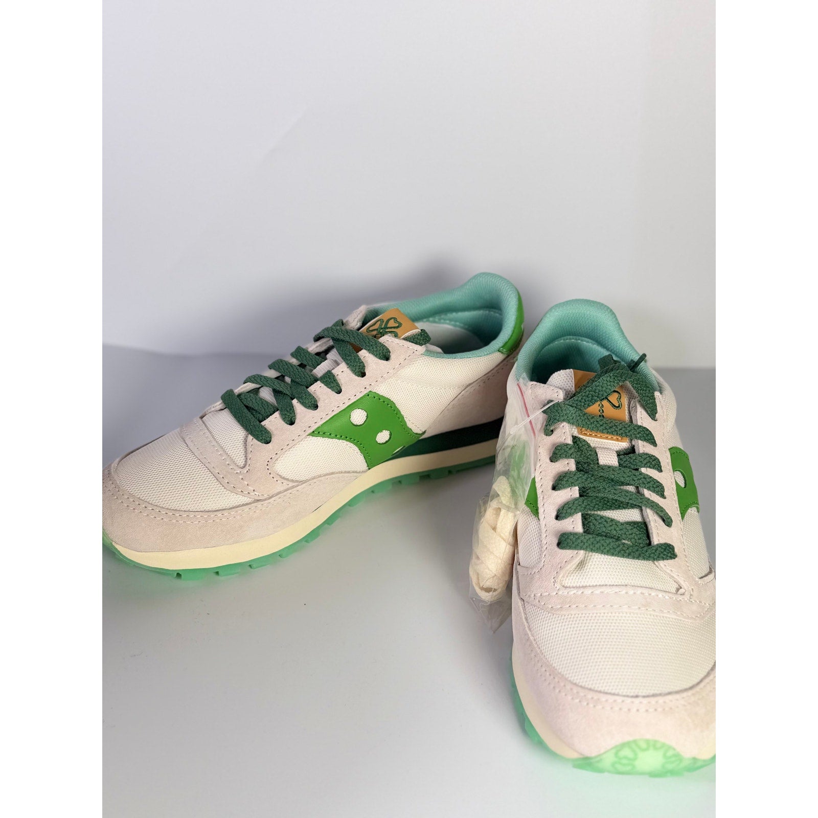 Saucony Jazz Original women's sneakers in white and green with laces, casual running shoes style.