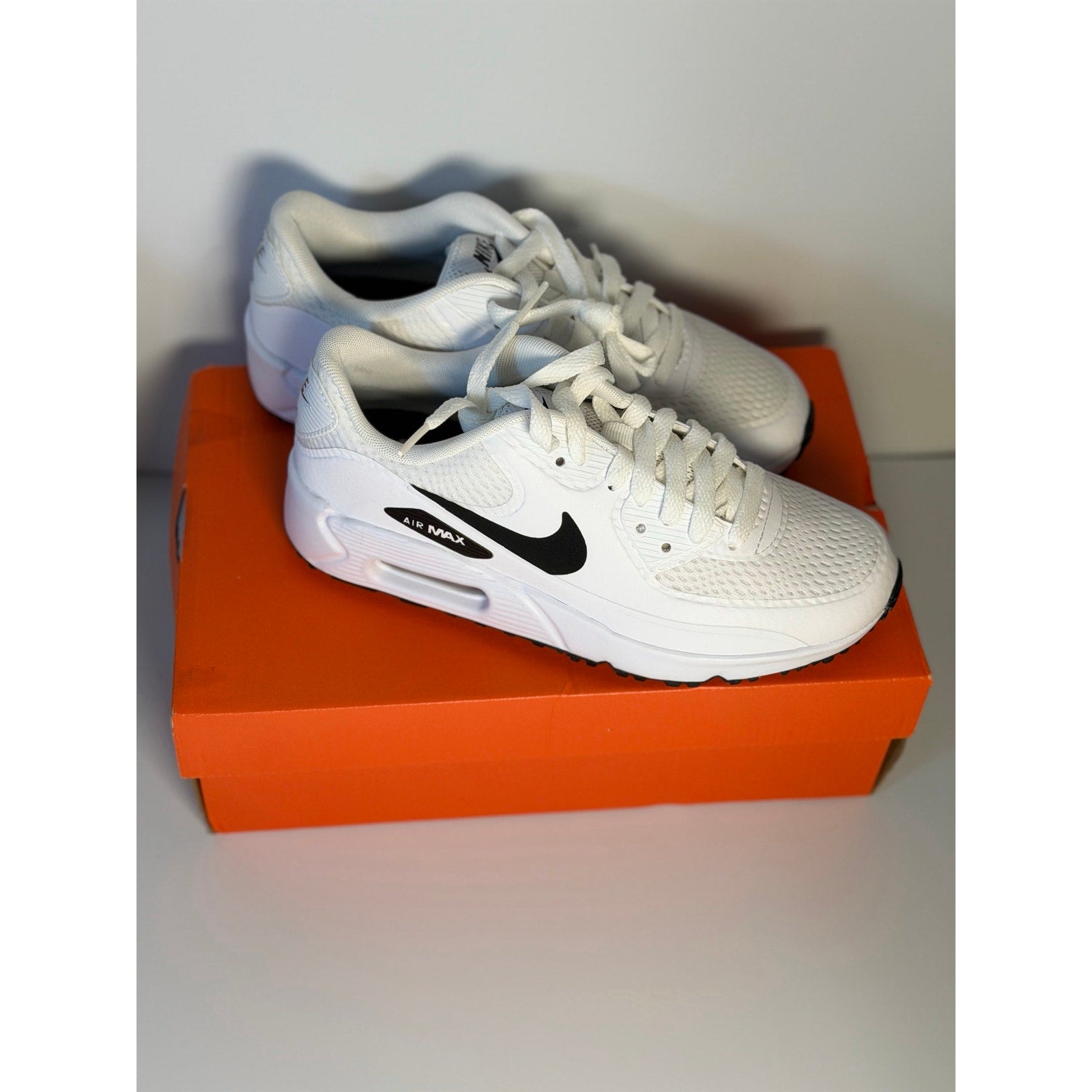 Nike Air Max 90 G golf shoes in white and black for men’s size 4 and women’s size 5.5, featuring sporty athletic design.