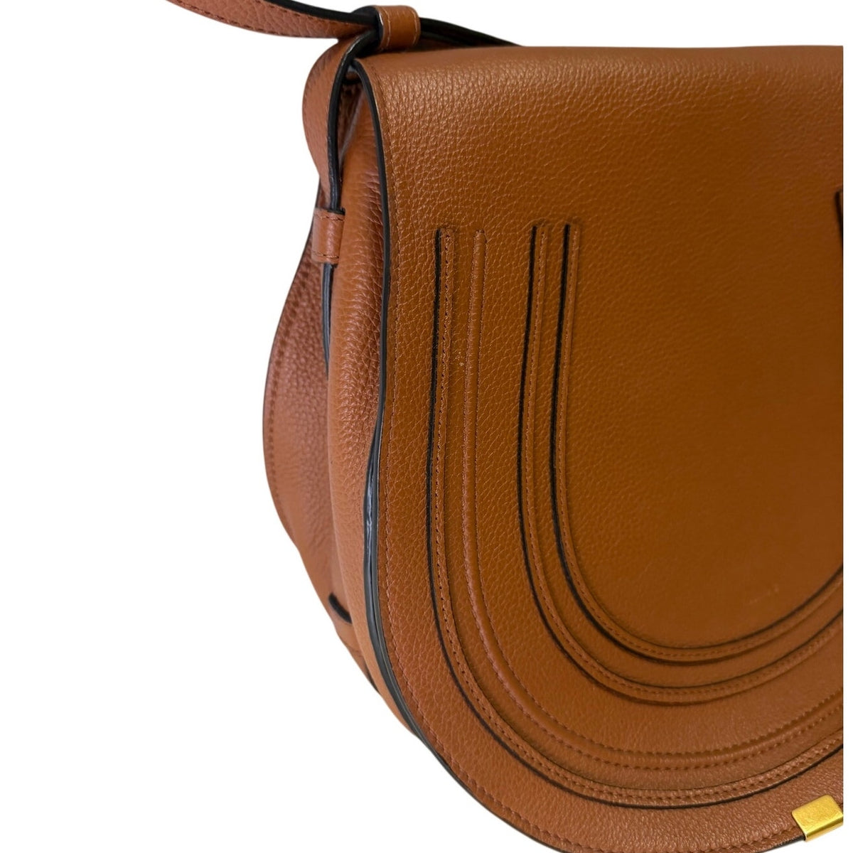 Chloé Marcie medium saddle crossbody handbag in grained calfskin leather with gold hardware, brown color, natural leather finish.