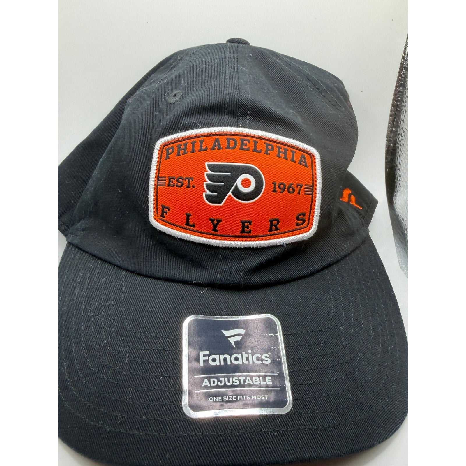 Philadelphia Flyers black adjustable NHL hat by Fanatics, featuring team logo and one-size fit, in excellent condition.