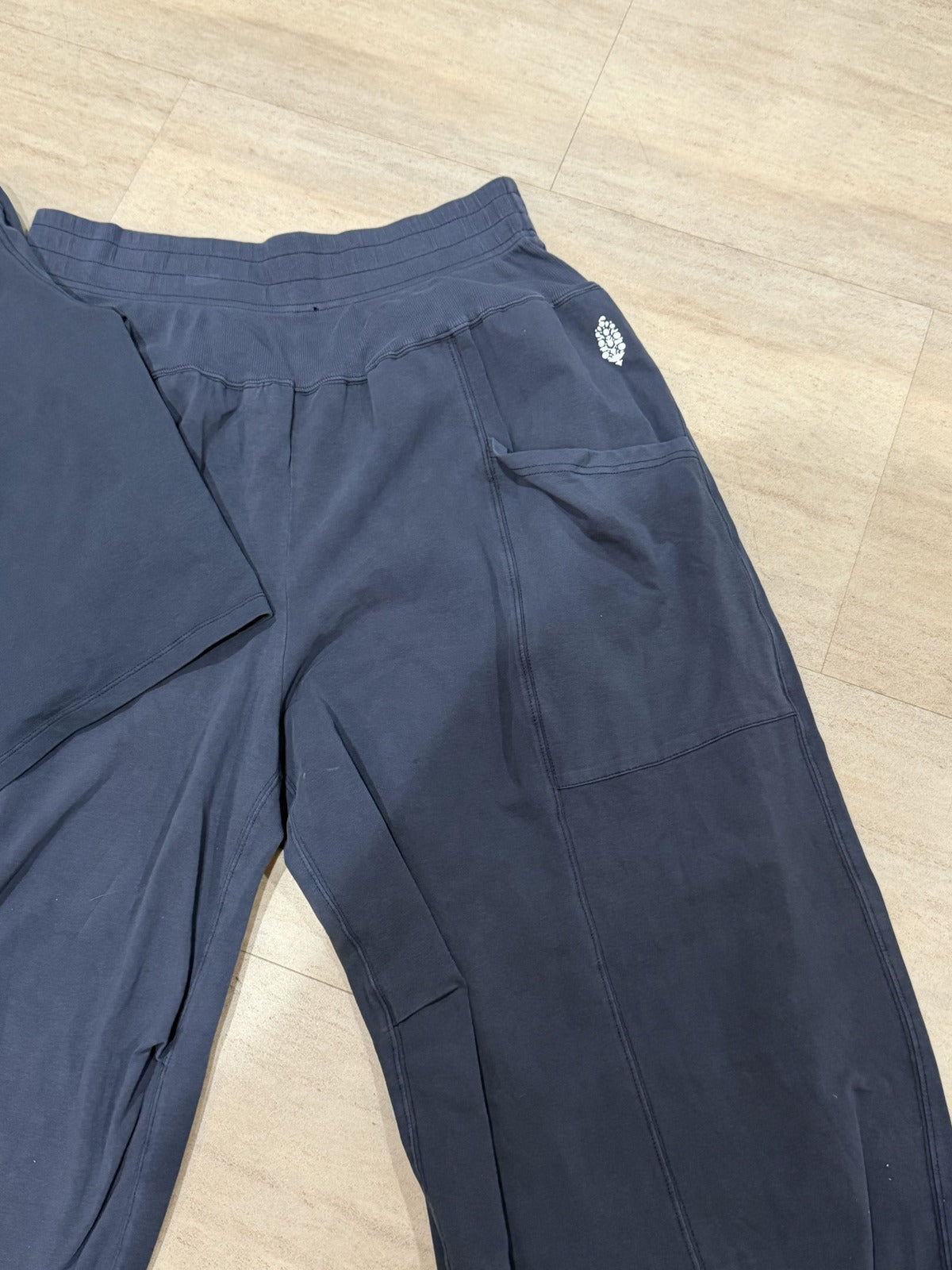 FP Movement women's XL 2-piece set with midnight navy mock neck top and jogger pants, stylish and comfortable clothing.