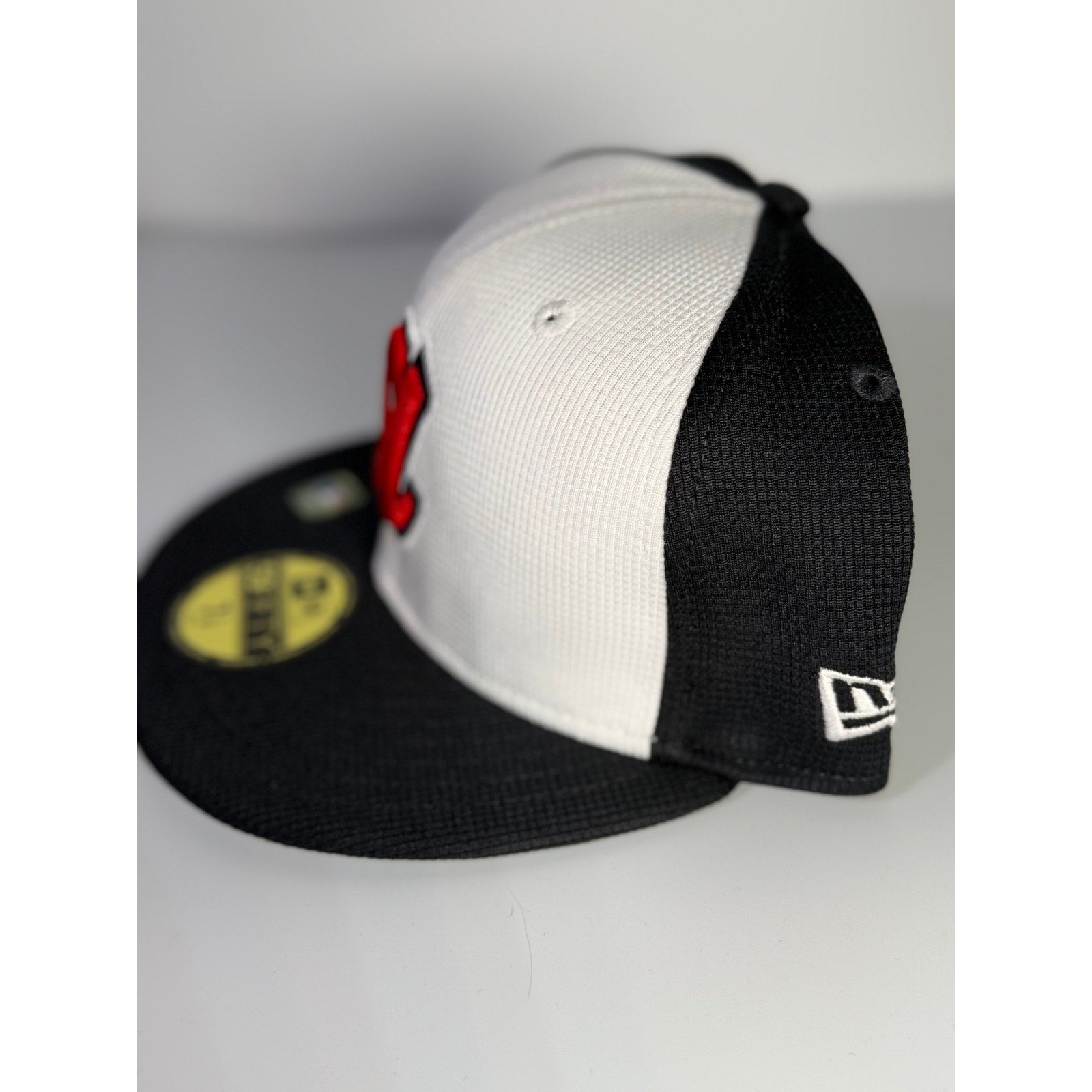 New Era Atlanta Braves 59FIFTY fitted cap in white and black, size 7 1/8, MLB team logo on front, new with tags.