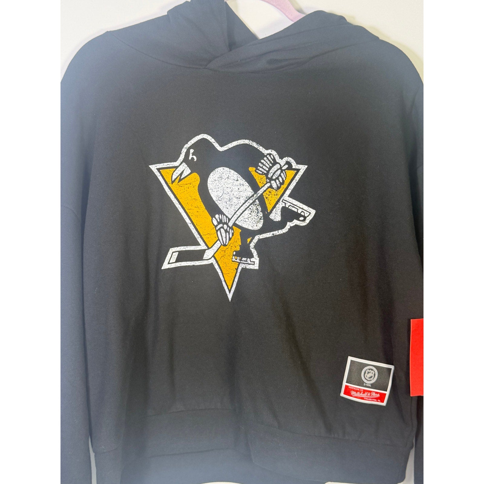 Mitchell & Ness Pittsburgh Penguins NHL Chirp Classic hoodie for men, medium size, featuring team logo and graphic design.
