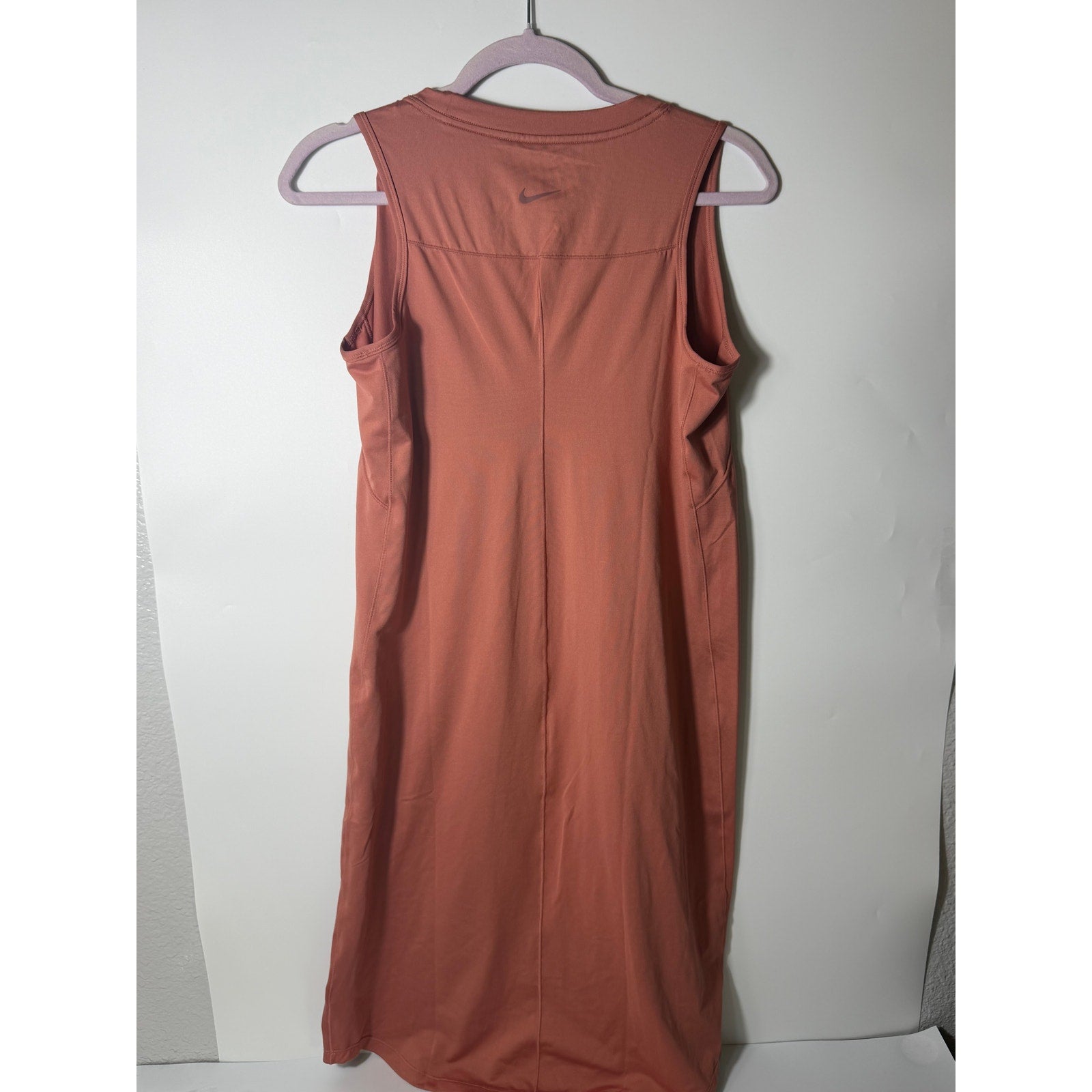 Nike Dri-FIT maternity sleeveless midi dress for women in pink, featuring a comfortable fit and sporty style.