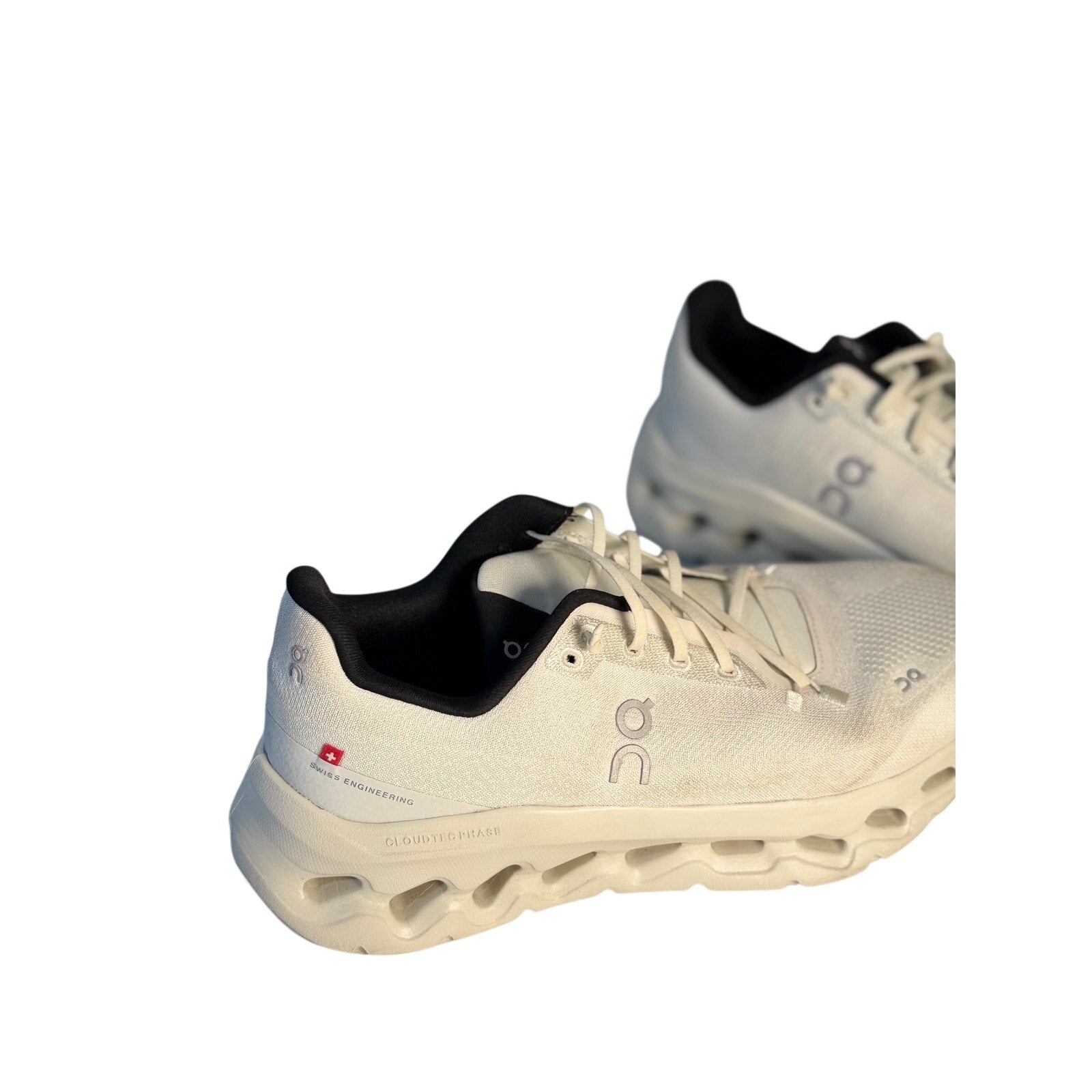 Pre-owned On Cloud 5 women's running shoes in white, size US 9.5, featuring sporty athletic shoe design and cloud-inspired sole.