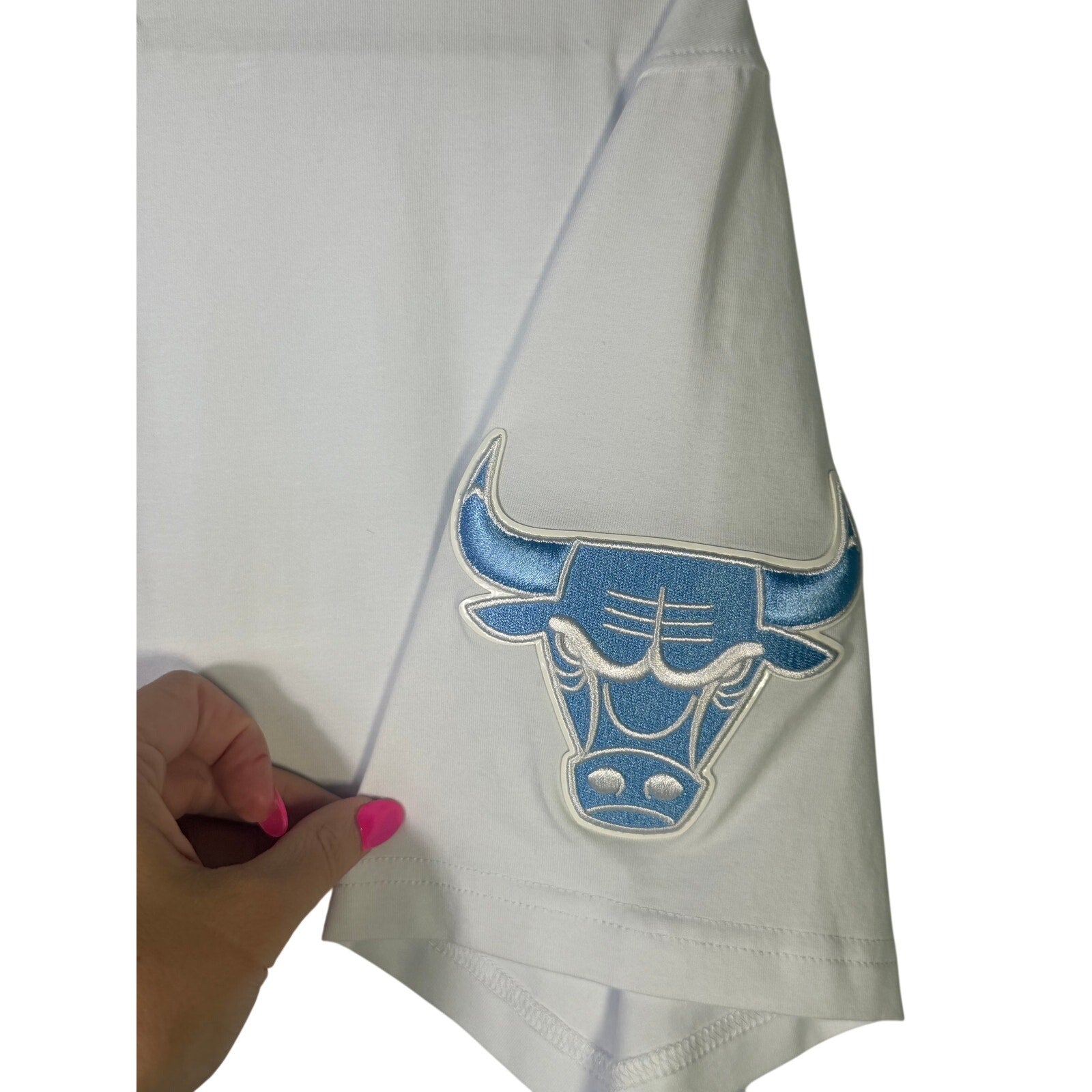 Pro Standard Chicago Bulls white NBA men's short sleeve T-shirt with team logo and large fit, casual sportswear for fans.