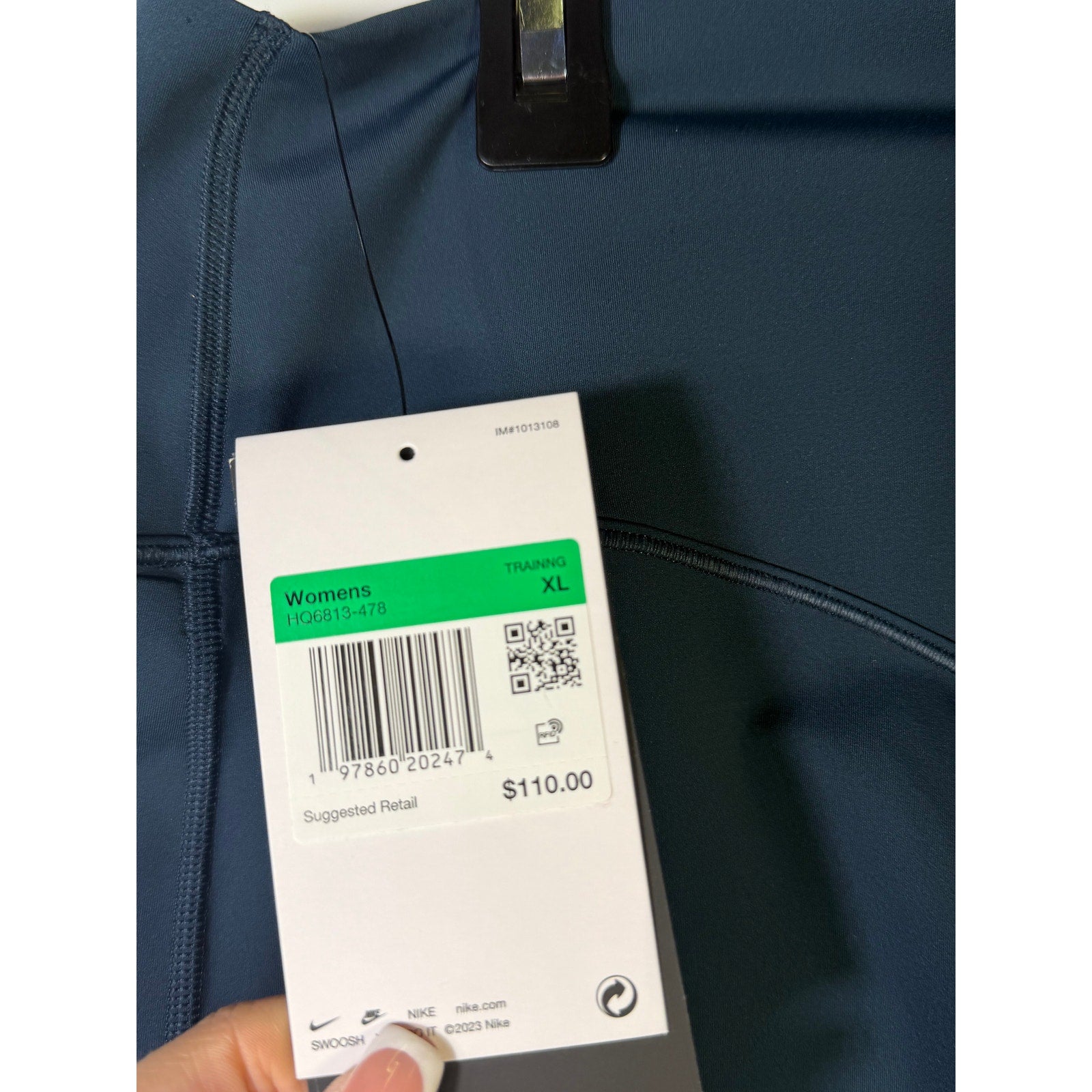 Nike women's blue high-waisted training leggings, XL size, stretchy fabric, close-up of the fitted athletic leggings.