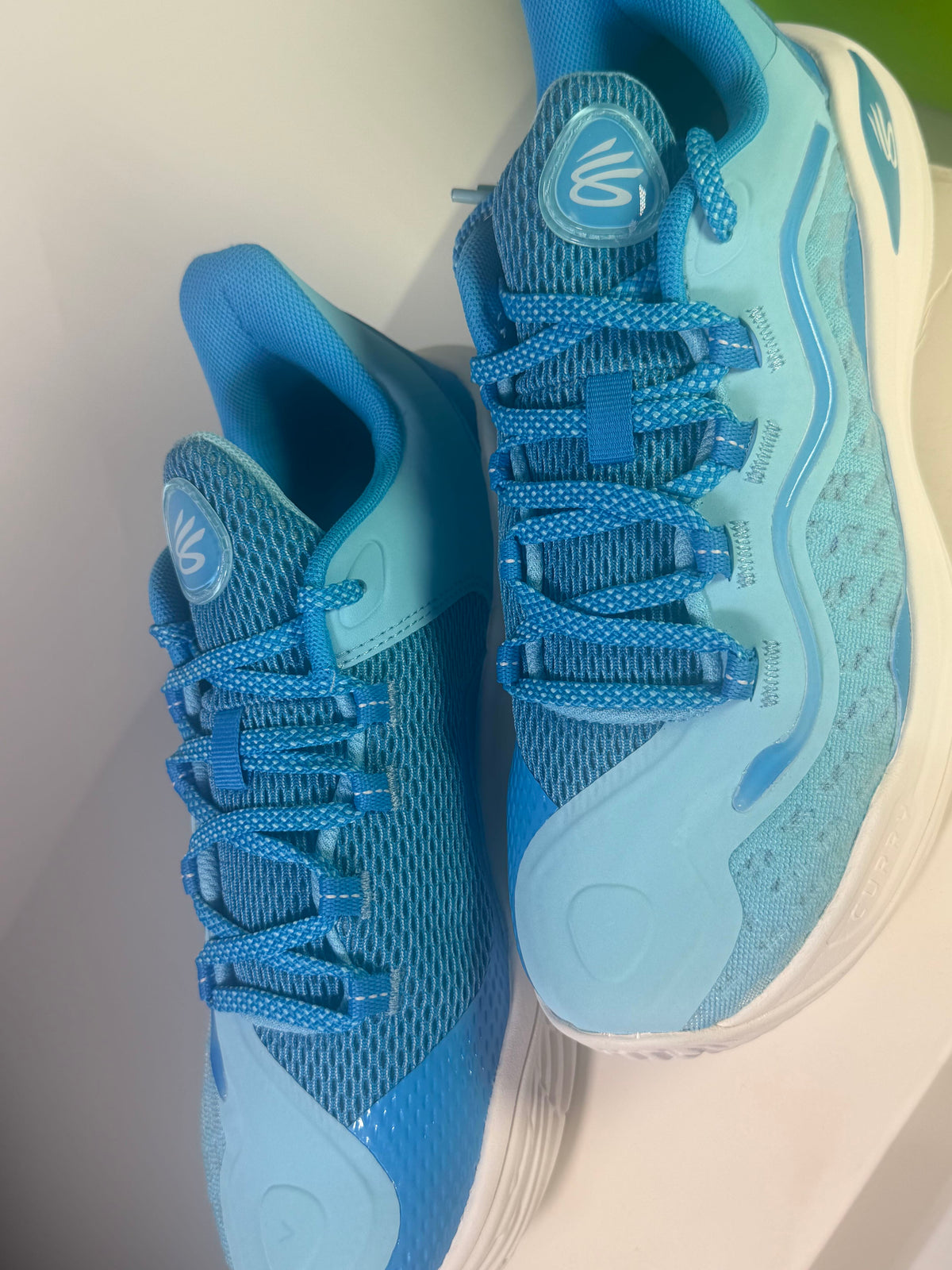 Under Armour Curry Flow basketball shoes in blue for youth, size 7Y, featuring sporty design and supportive fit.
