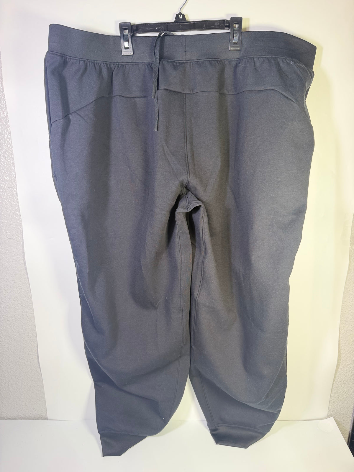 Gray Under Armour athletic sweatpants in XXL, featuring a relaxed fit and elastic waistband, suitable for workout and casual wear.