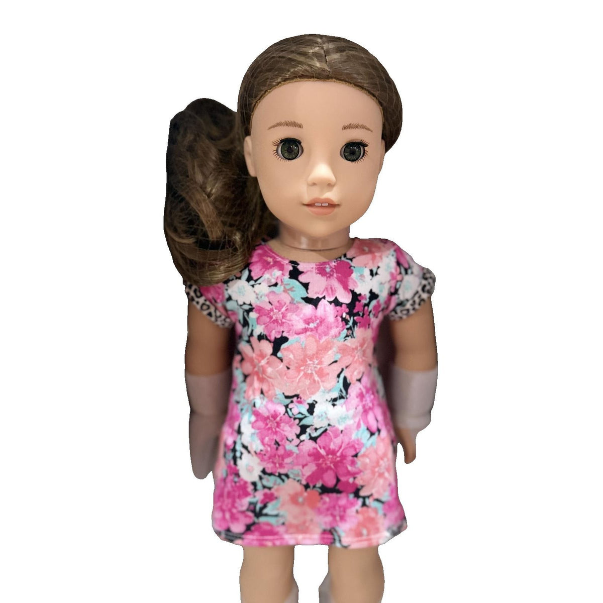 American Girl Truly Me Doll #118 with wavy brown hair and green eyes, 18-inch toy doll with All About Us book in box
