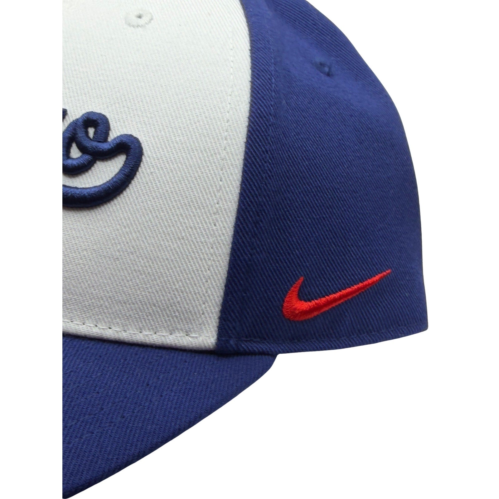 Nike Chicago Cubs MLB hat in white and navy, adult M/L size, featuring team logo and adjustable strap.