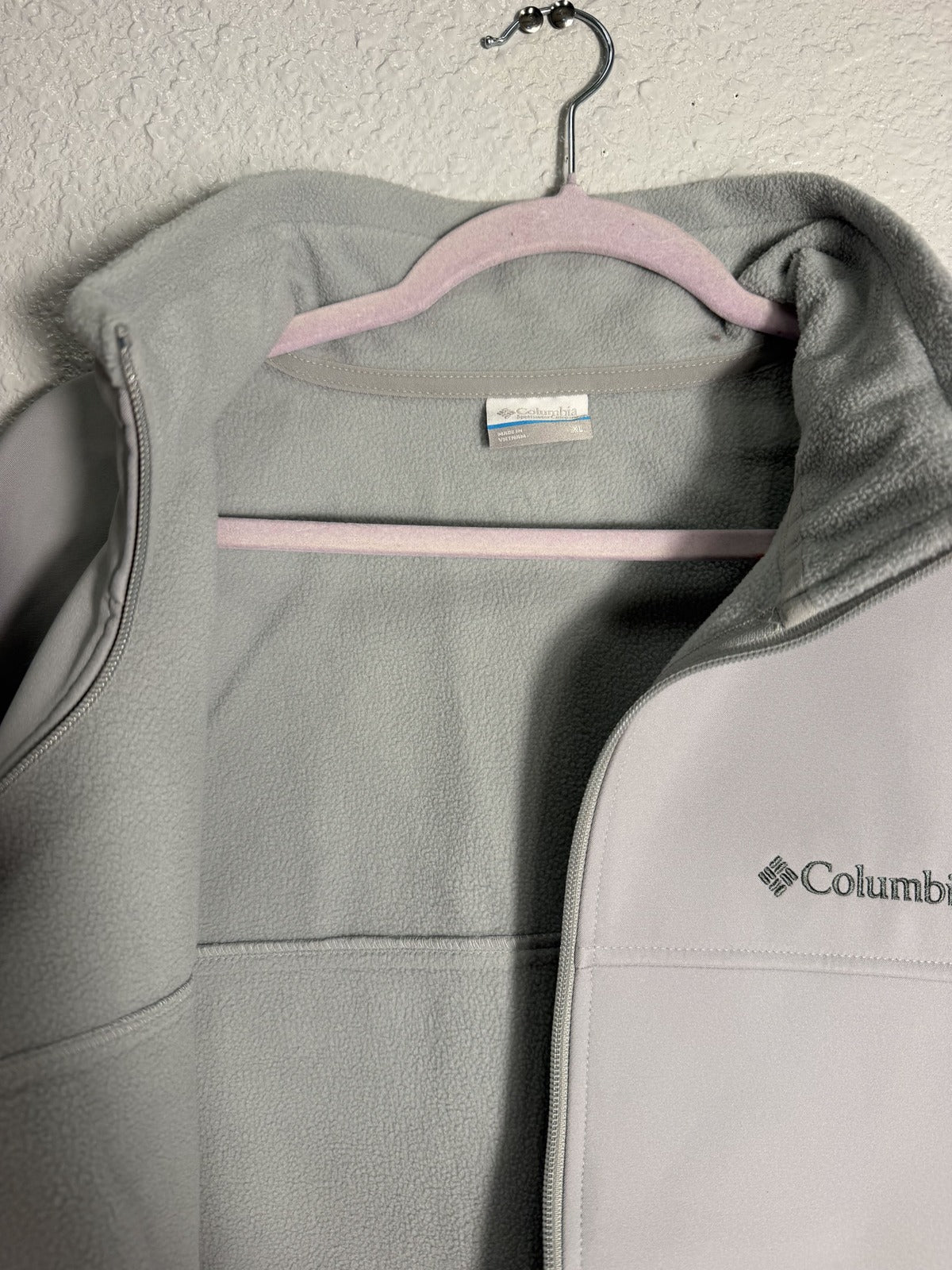 Men's Columbia Bowen Lake II Softshell Jacket in light gray, XL size, visible softshell fabric and full zip front.