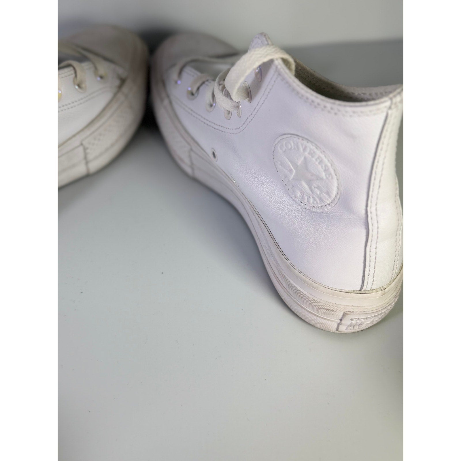White leather Converse Chuck Taylor All Star Lift Hi sneakers with platform sole, women's US 8.5, featuring high-top design.