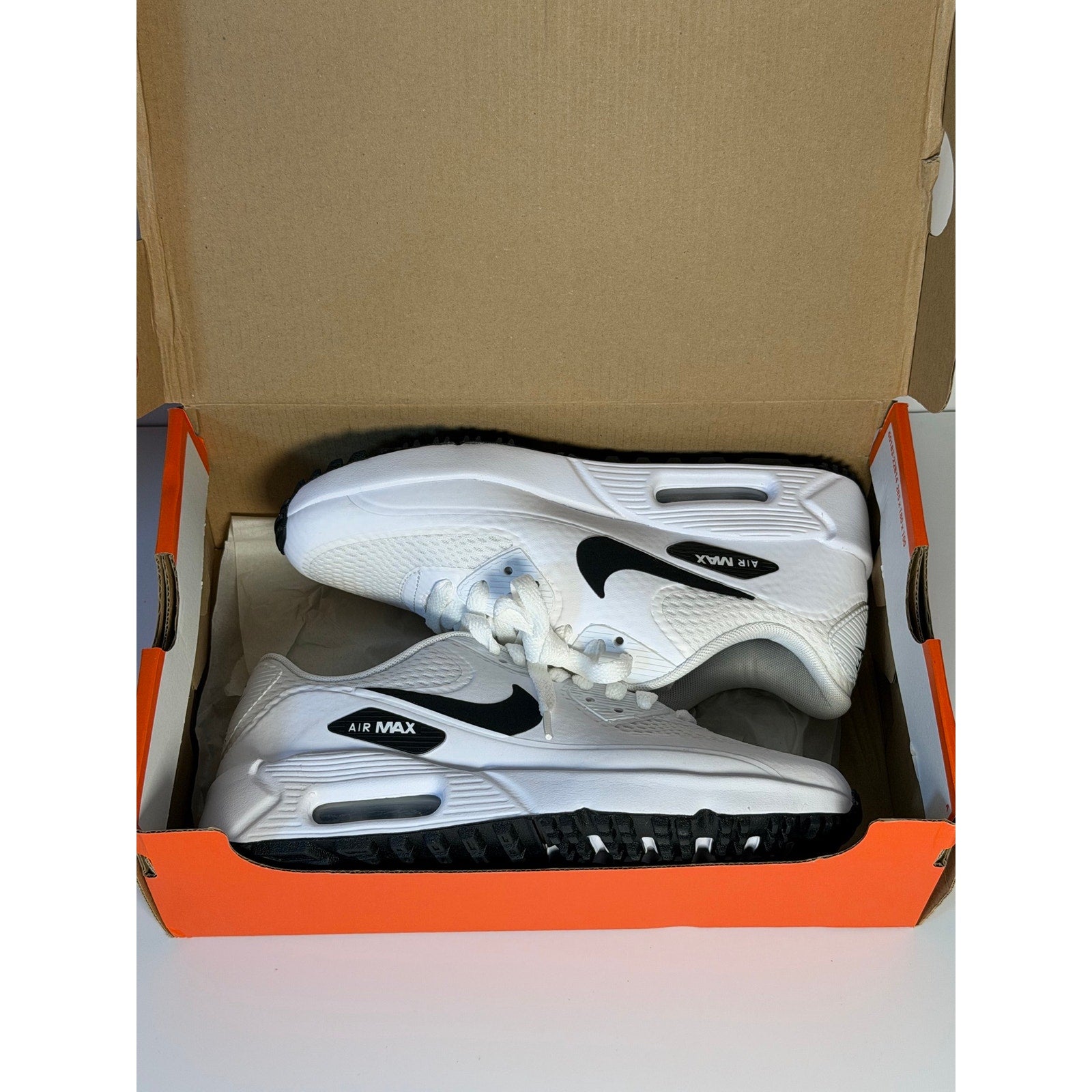 Nike Air Max 90 G golf shoes in white and black for men and women, featuring sporty design and athletic grip.