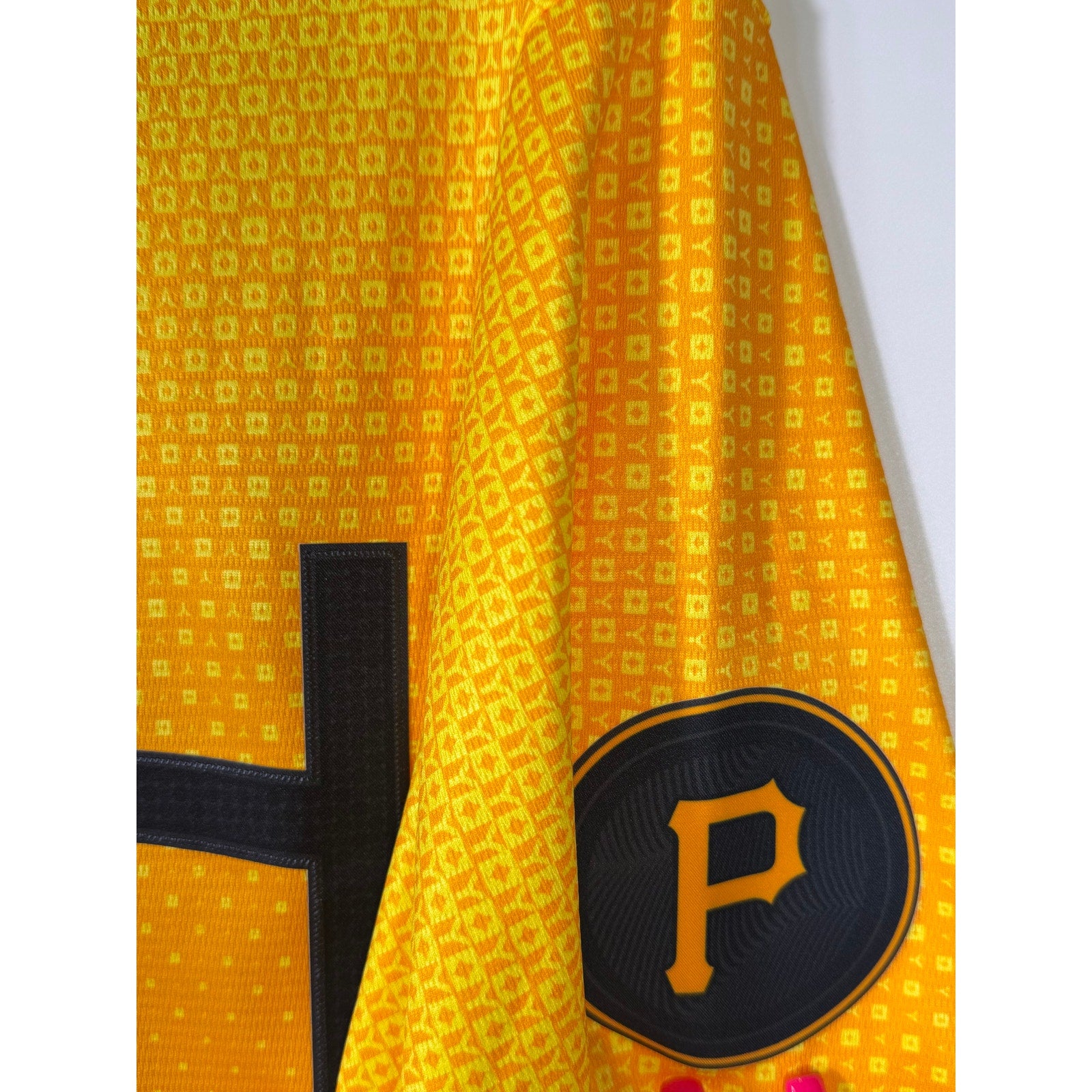 Nike Pittsburgh Pirates Ke'Bryan Hayes #13 City Connect jersey, men's large, new with tags, featuring team logo and player name.