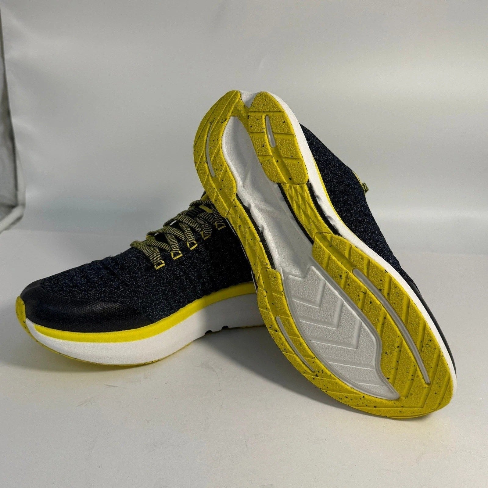 NEW/NWT Rabbit Dream Chaser Running Shoes Black Yellow Men's 11.5 Lightweight