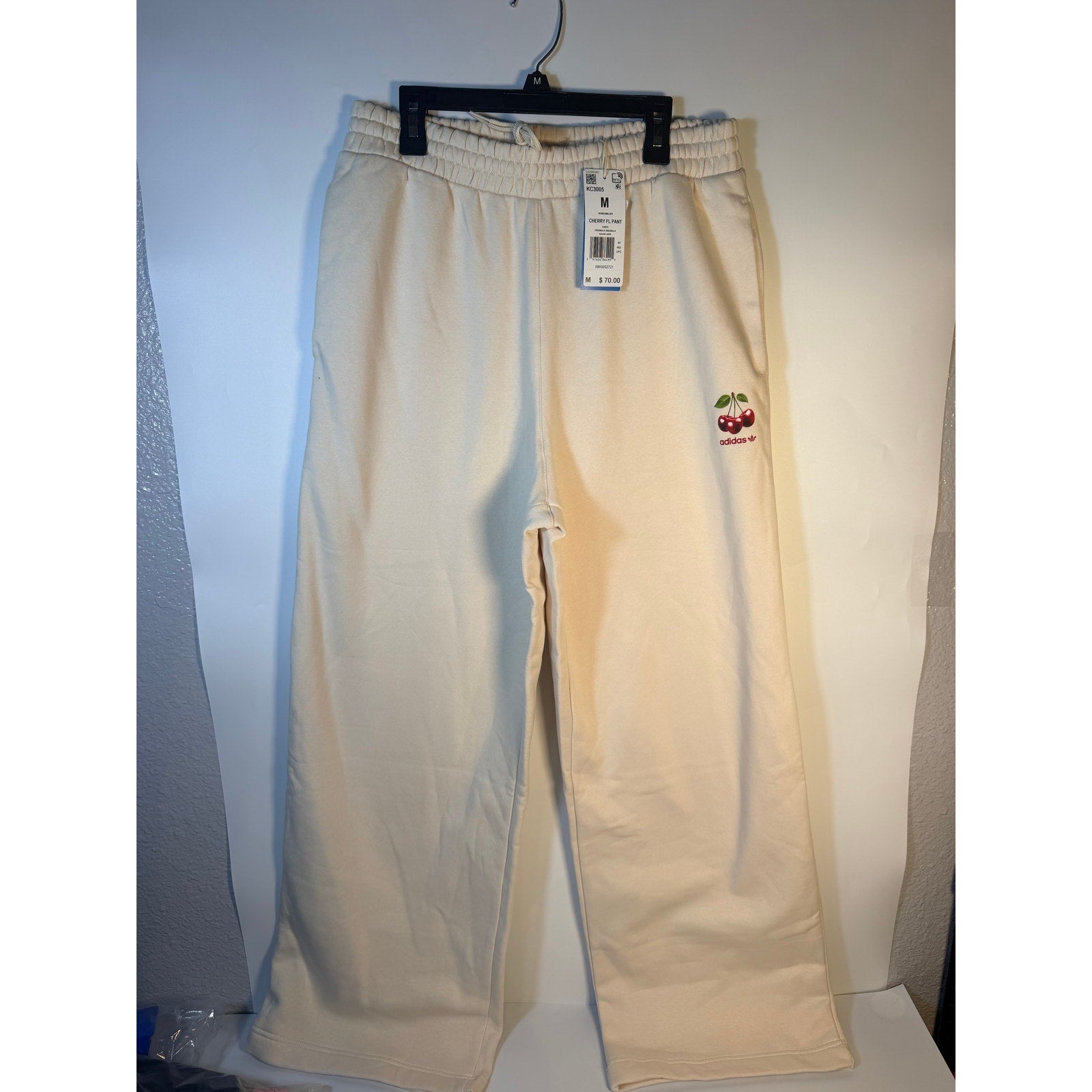 Adidas Originals Cherry FL women's wide-leg Wonder White sweatpants, medium size, soft fabric, relaxed fit.