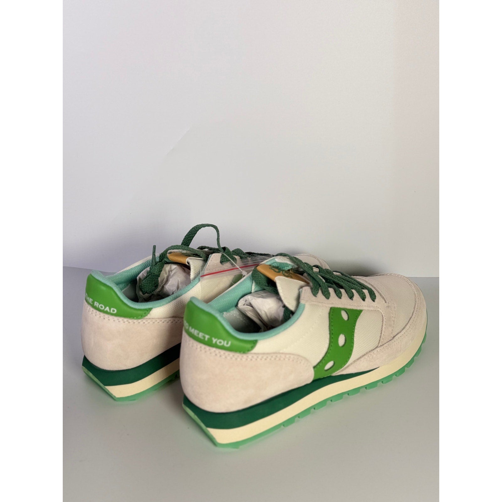 White and green Saucony Jazz Original sneakers for women with lace-up design, featuring a classic running shoe style.