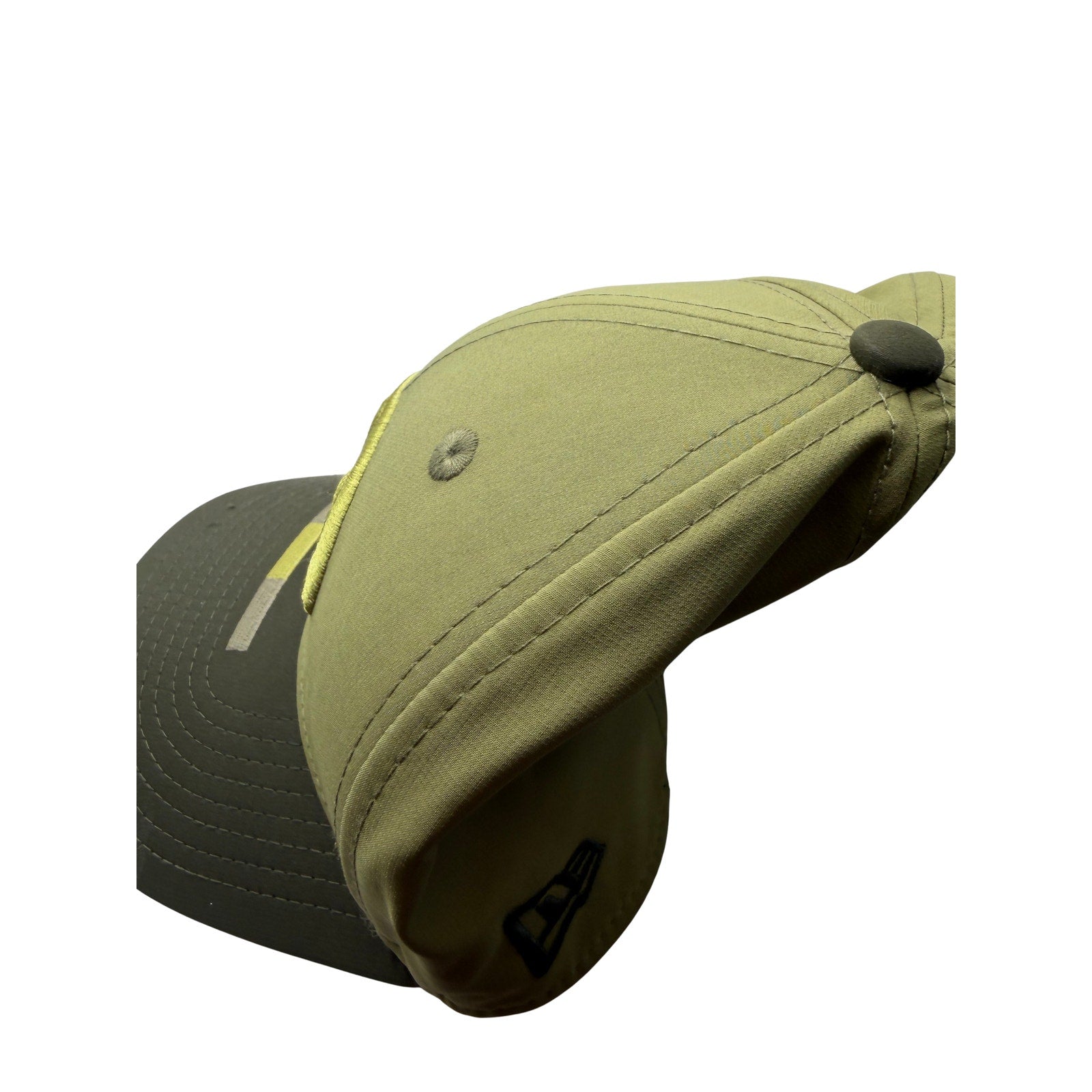 Olive green Los Angeles Rams NFL New Era 39THIRTY Salute to Service hat with team logo and curved brim.