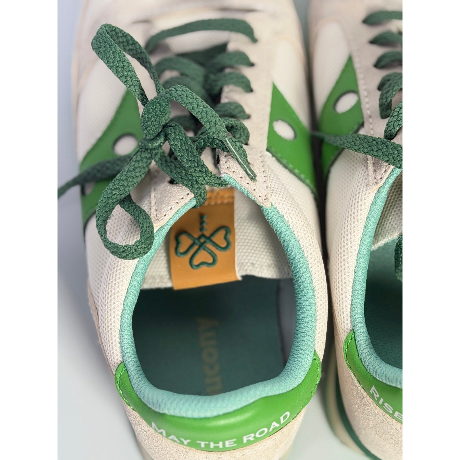 Pre-owned Saucony Jazz Triple women's white and green athletic sneakers, size 7.5, with platform design and comfortable fit.