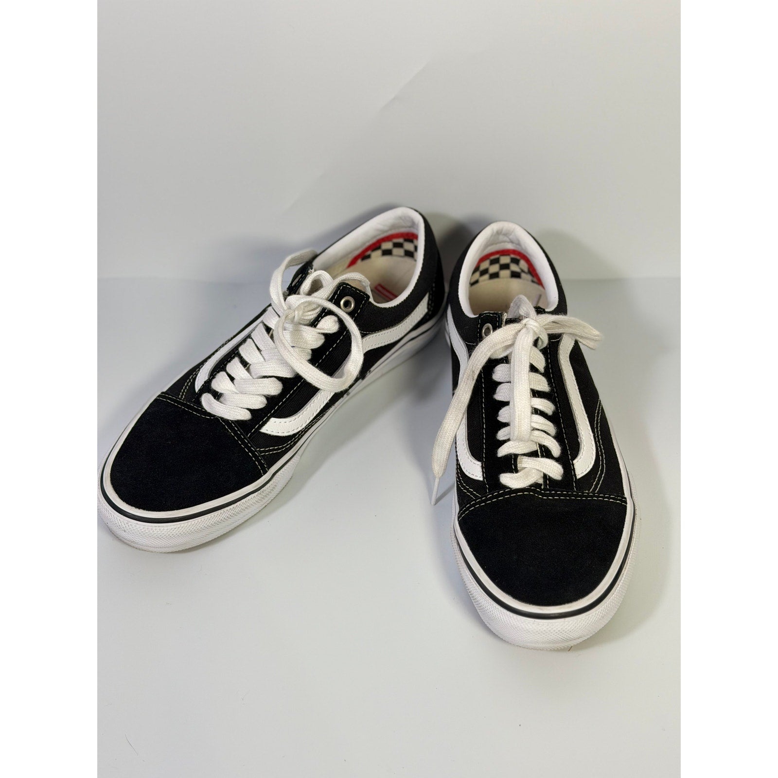 VANS Old Skool black and white low-top skate sneakers for men and women with lace-up design and casual style.
