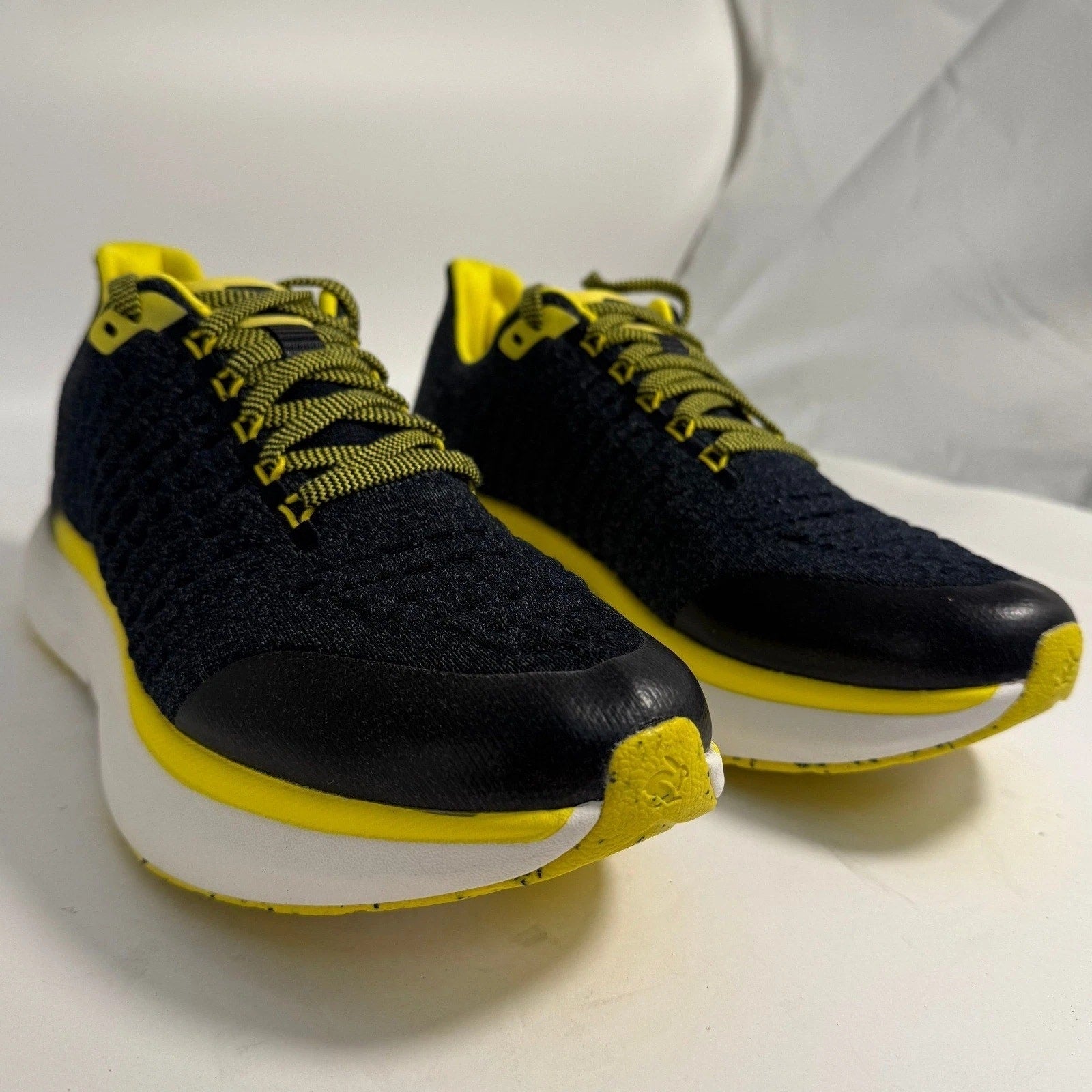 NEW/NWT Rabbit Dream Chaser Running Shoes Black Yellow Men's 11.5 Lightweight