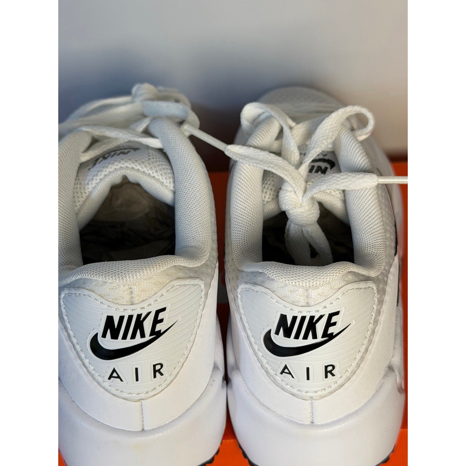 Nike Air Max 90 G golf shoes in white and black for men’s size 4 and women’s 5.5, featuring sporty design and breathable materials.