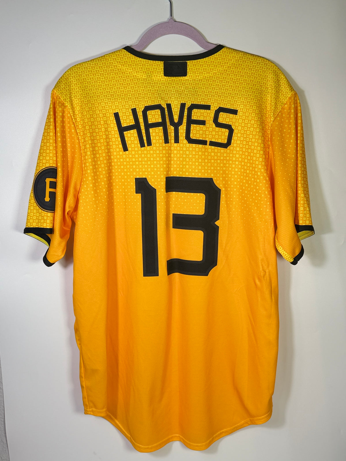 Nike Pittsburgh Pirates Ke'Bryan Hayes MLB jersey in yellow, size M, featuring team logo and player details.