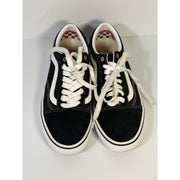 VANS Old Skool black and white low-top skate sneakers with laces, unisex casual skate shoes on clean background.