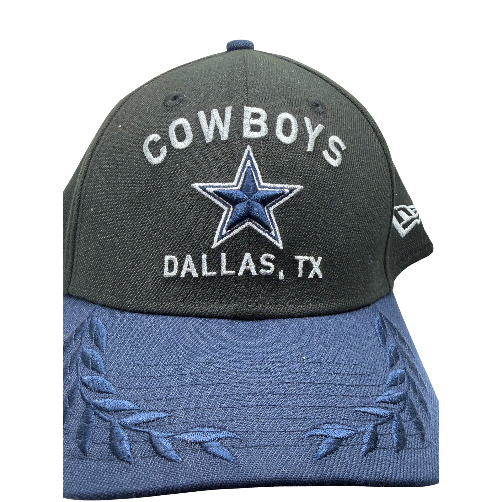 Black and navy New Era Dallas Cowboys NFL hat with embroidered star logo, adjustable one size fits all cap