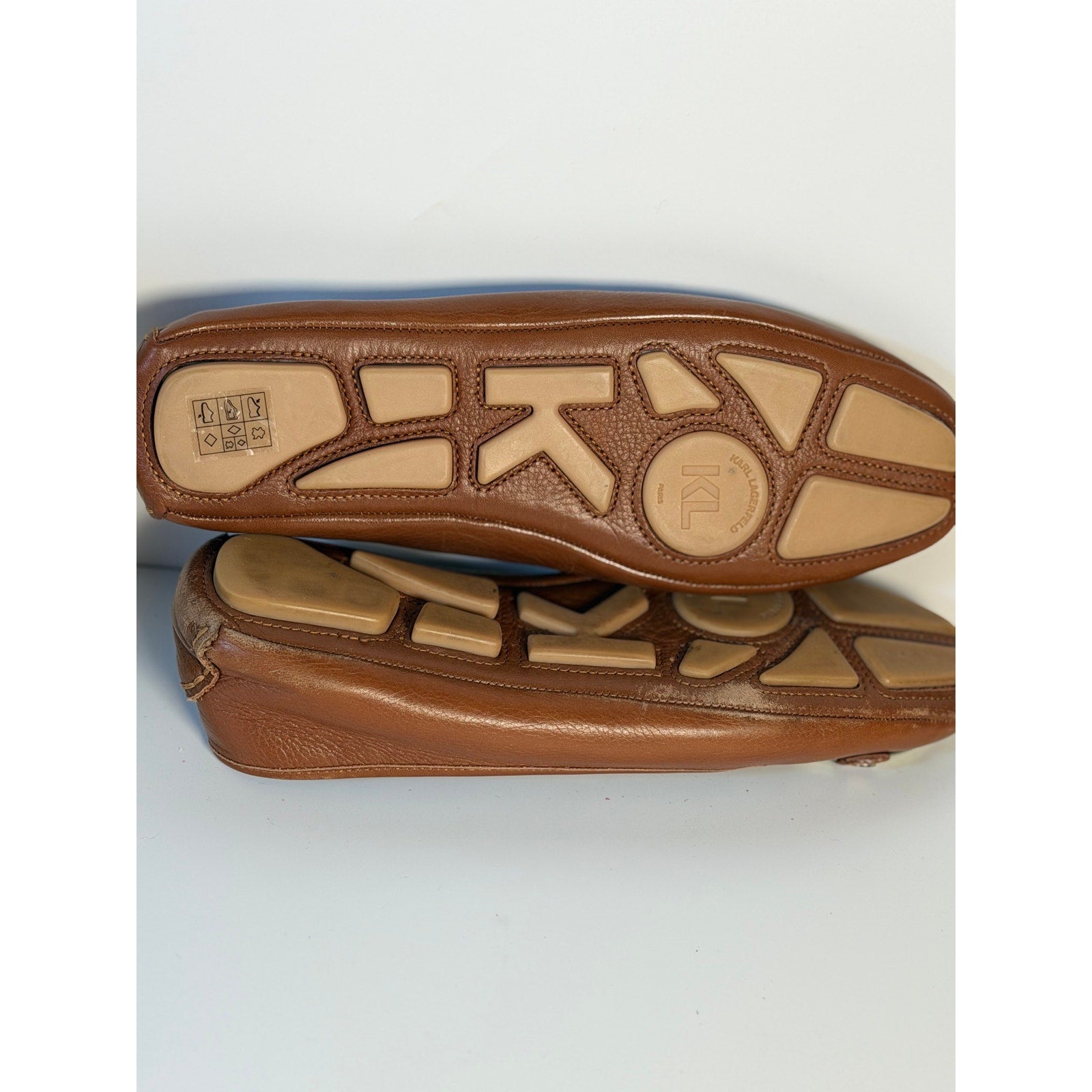 Pre-owned Karl Lagerfeld Paris women's brown ballet flats with gold logo hardware, US size 9, featuring a sleek and comfortable design.