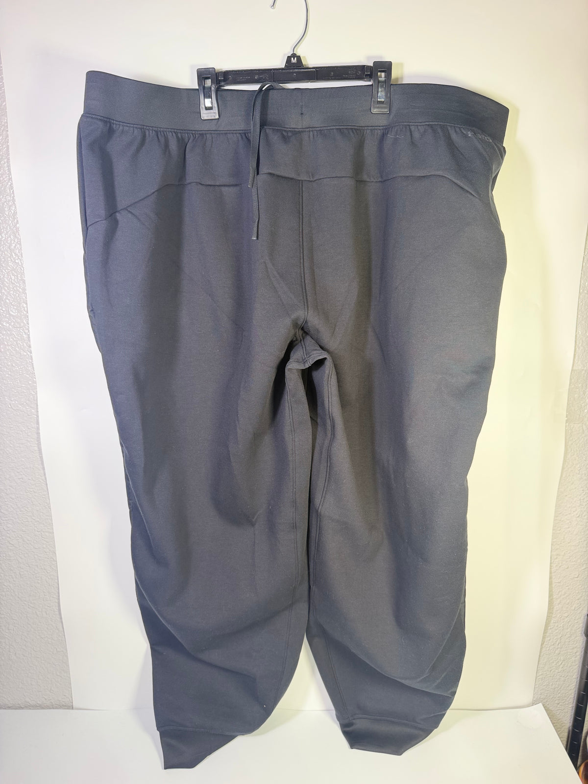 Gray Under Armour athletic sweatpants in XXL with a relaxed fit and elastic waistband, designed for comfort and active wear.