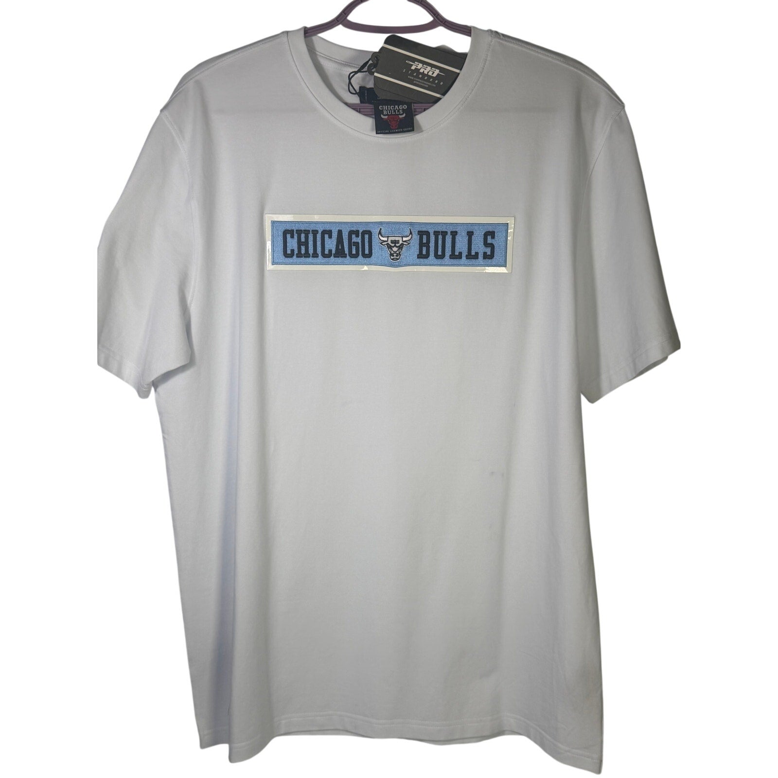 White Pro Standard Chicago Bulls NBA men's large short sleeve T-shirt with team logo and branding on front.